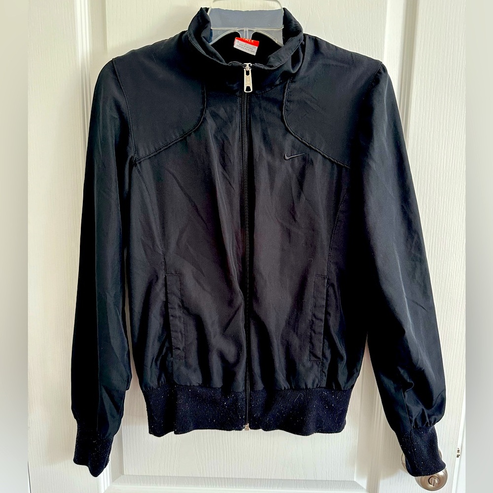 Nike wind jacket, Small, black color, with pockets and space for headphones